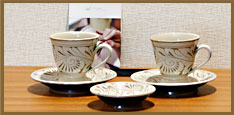 那覇市壺屋「育陶園」のやちむん（沖縄の焼物）のカップでお茶やコーヒーをお楽しみください。